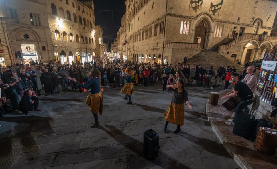 Danza della pace contro gli stupri a Perugia
