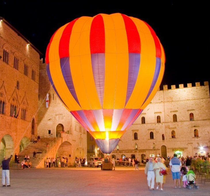 mongolfiera in piazza del popolo a todi